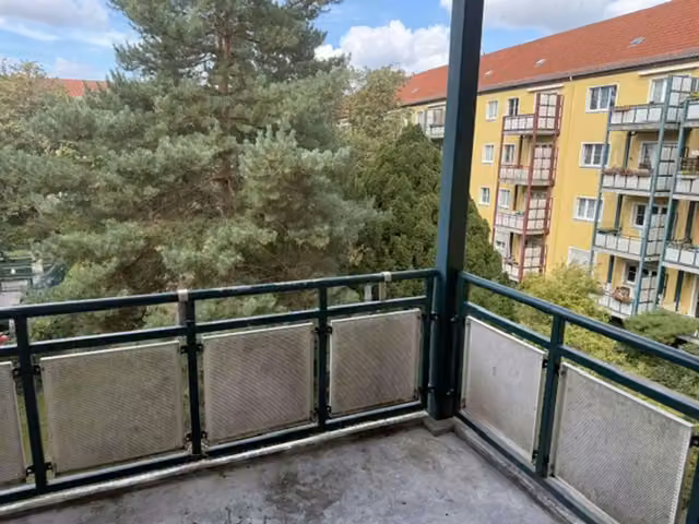 Alquiler en Spandau: 42 m² con balcón amplio sobre patio verde